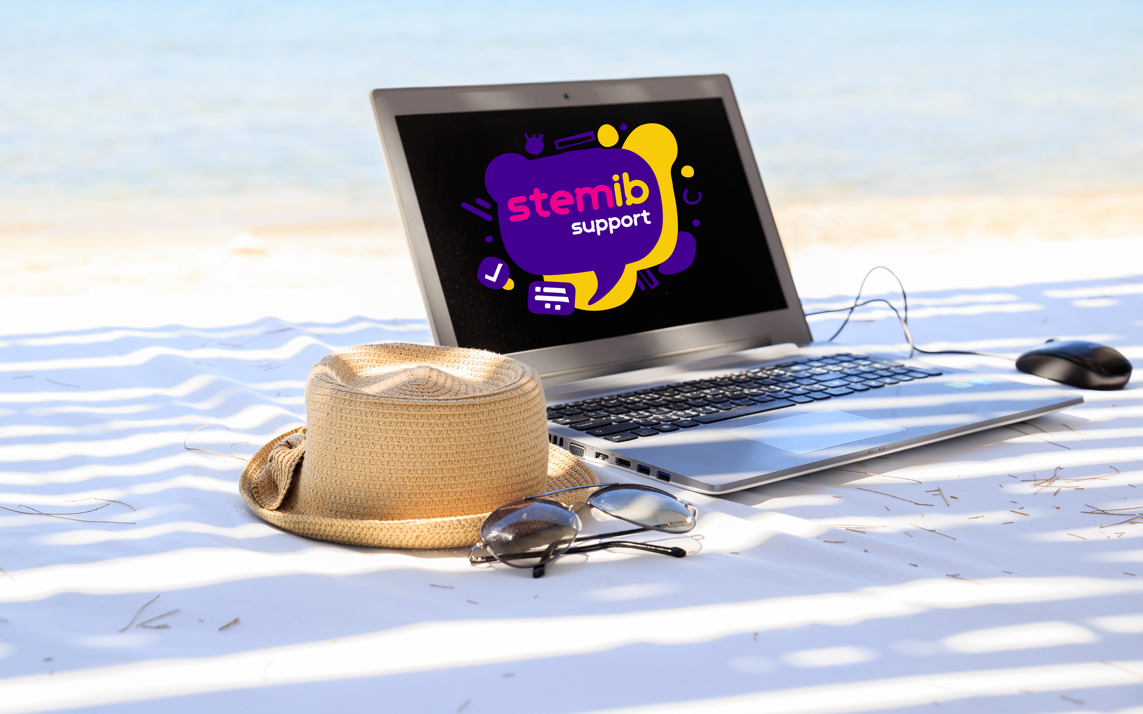 laptop στην παραλία