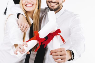 Άνθρωποι που κρατούν πιστοποιητικά