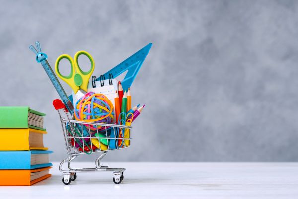 Διακοσμητική φωτογραφία με σχολικά εργαλεία σε ένα καροτσάκι σούπερ μάρκετ